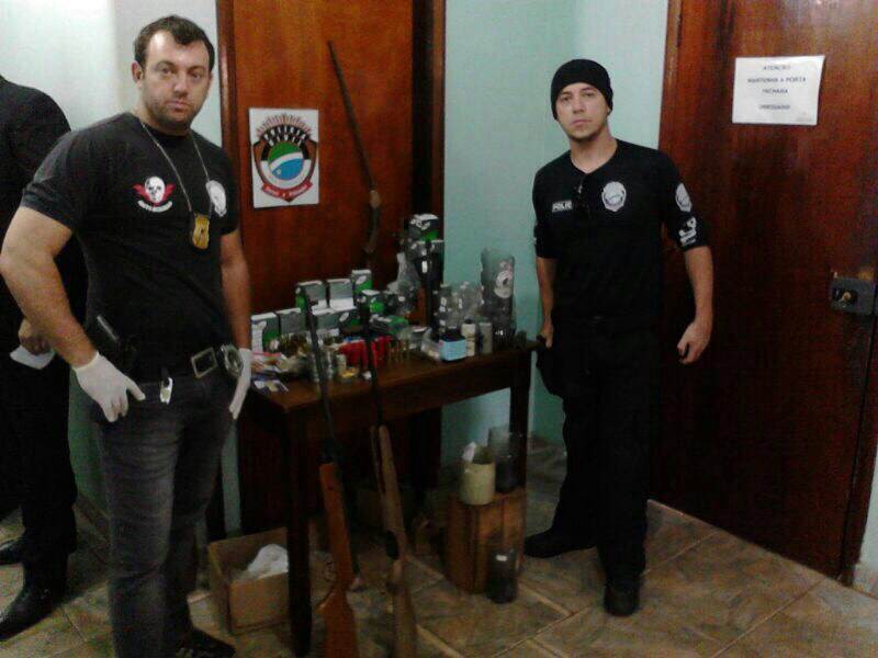 Policiais Martins e Figueiró ao lado dos produtos que foram apreendidos na manhã de terça-feira (Foto: Polícia Civil de Cassilândia) 