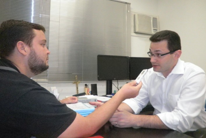Promotor Adriano sendo entrevistado pelo repórter Hermezes Côrtes (Foto: João Pamplona)