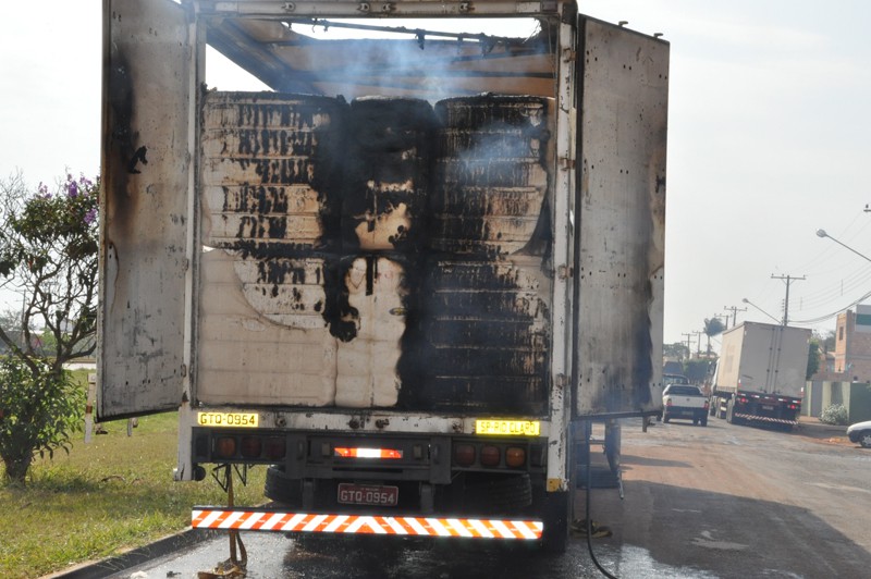 Fotogaleria: Fogo em carga de  caminhão lotado de fardos de algodão