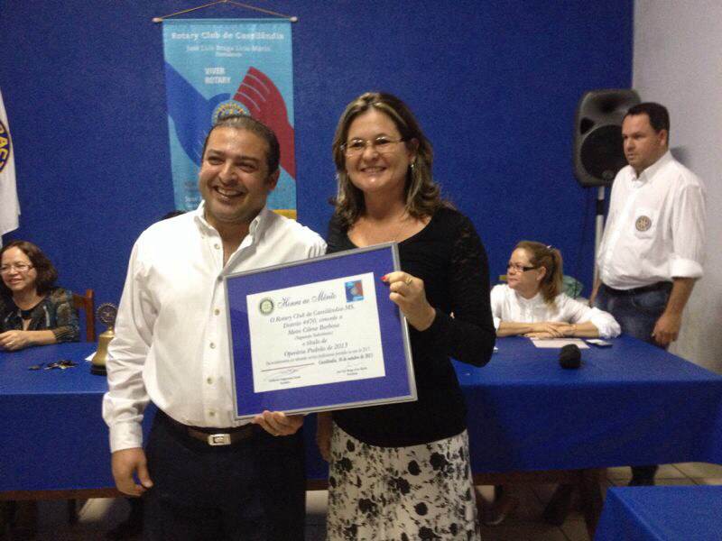 Meire Cilene Barbosa, que trabalha no Cartório do 1º Ofício, recebeu título de Operário Padrão na noite de ontem (30/09) em Cassilândia (MS)