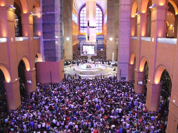 Celebração reuniu 35 mil fiéis no Santuário Nacional de Aparecida. (Foto: Carlos Santos/G1)