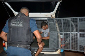 Rapaz foi detido, após reação de policial que impediu assalto (Foto: Rádio Caçula)