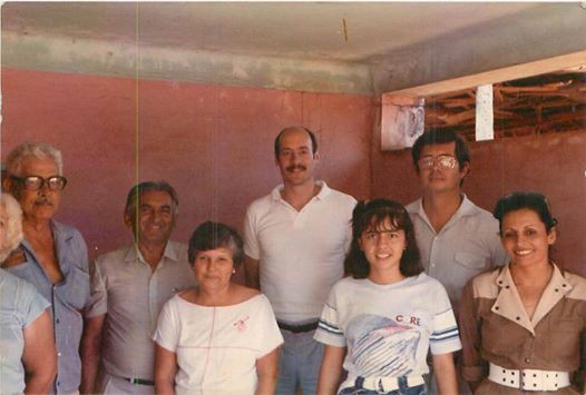 Postada por Roberto Vaz da Costa que conta: Roberto Vaz da Costa Foto de 1986. Nely (cortada), Walter, Cheiro de Castro (in memorian), Odete, Charles, Selminha, Roberto e Adélia (in memorian).
