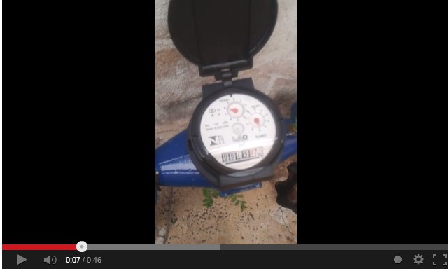 Consumidor mostra vídeo em que relógio de água está girando indevidamente