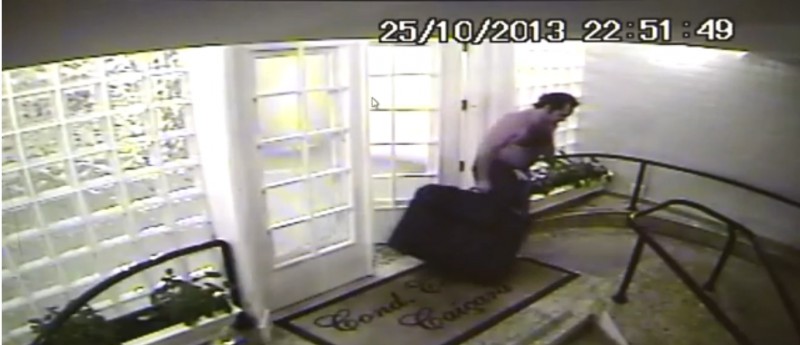 Vídeo mostra filho carregando mala com o corpo da mãe