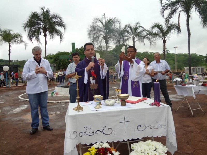 Padre Antonio Maurilio oficiou a celebração de finados no cemitério municipal