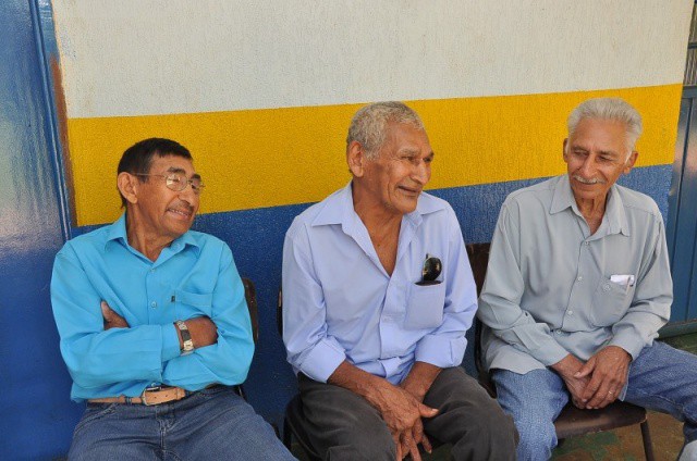 Geraldo entre seus irmãos Agapito e José; reencontro após 60 anos separados (foto: A. Frota)