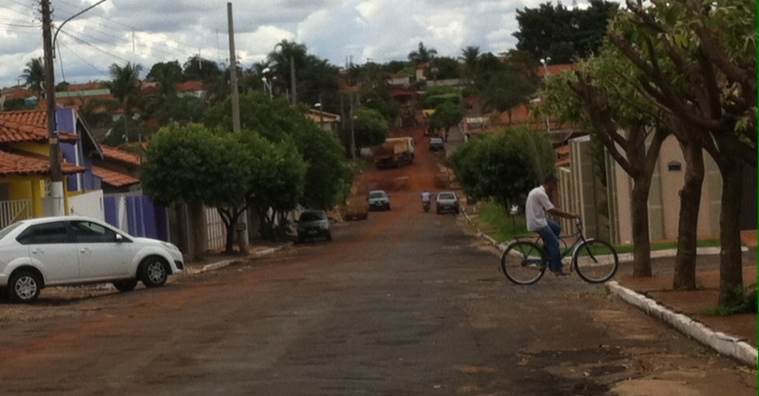 Muita terra foi jogada na rua Antônio de Freitas Pedrosa (Foto: Bruna Girotto)