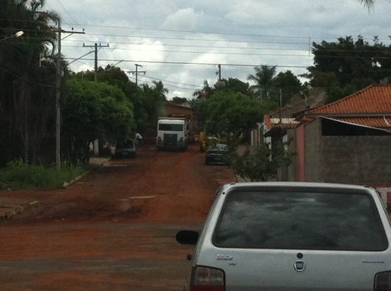 Caminhões retiram terra na rua Antônio de Freitas Pedrosa (Foto: Bruna Girotto)