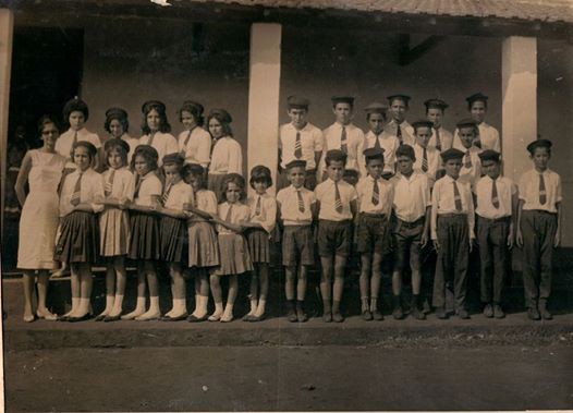 Foto da profa. Olívia, esposa do ex-vereador Luis Borracha, e seus alunos da Escola São José.