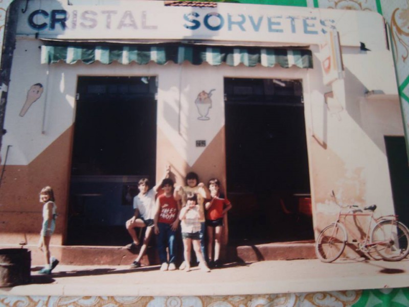 Foto da Sorveteria Cristal, em Cassilândia, na praça da Matriz, ao lado do foto do Domingos.....ano de 1.985....!!! (Foto: Alfeu Alves Maia)