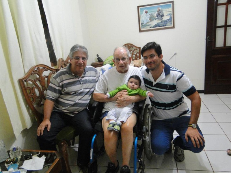 Nesta foto, as quatro gerações: Paulo César Abud, o senhor Tuffi Abud segurando o bisneto Guilherme, ao lado do neto Paulo César Abud Filho