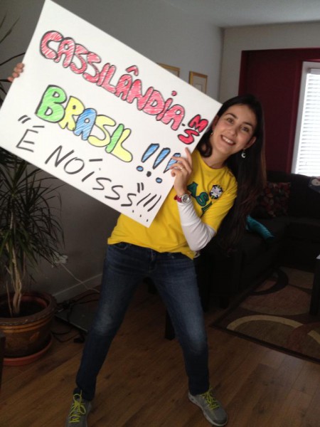 A cassilandense Marilia Brasil, casada com o canadense Tony, foi assistir ao jogo da seleção brasileira nesta terça-feira em Toronto, Canadá. E levou este cartaz! Será que ela vai aparecer na TV? 