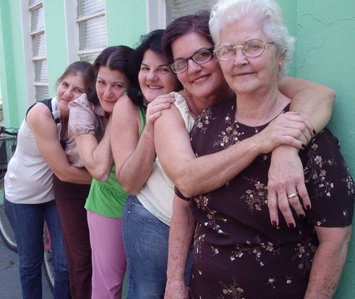 Mamãe com suas 'filhinhas' Marina Bettiol Sanches, Diva Bettiol, Leny Bettiol e Amelia Bettiol (Facebook: Leny Bettiol) 