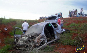 Veículo ficou totalmente destruído após colisão em rodovia estadual (Foto: Idest)