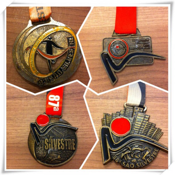 Medalhas das corridas da São Silvestre (Foto: Bruna Girotto)