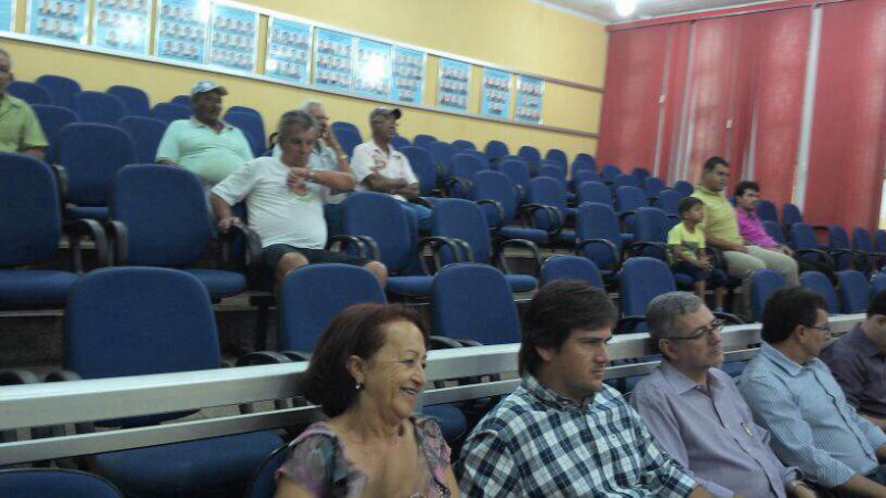 Poucas pessoas presentes para assistir a oitiva do prefeito pela Comissão Processante (Foto: João Girotto)