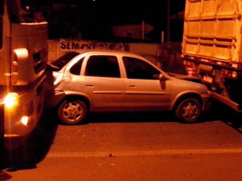 Veículo foi prensado por duas carretas (Foto: Nilson Ricardo do Prado)
