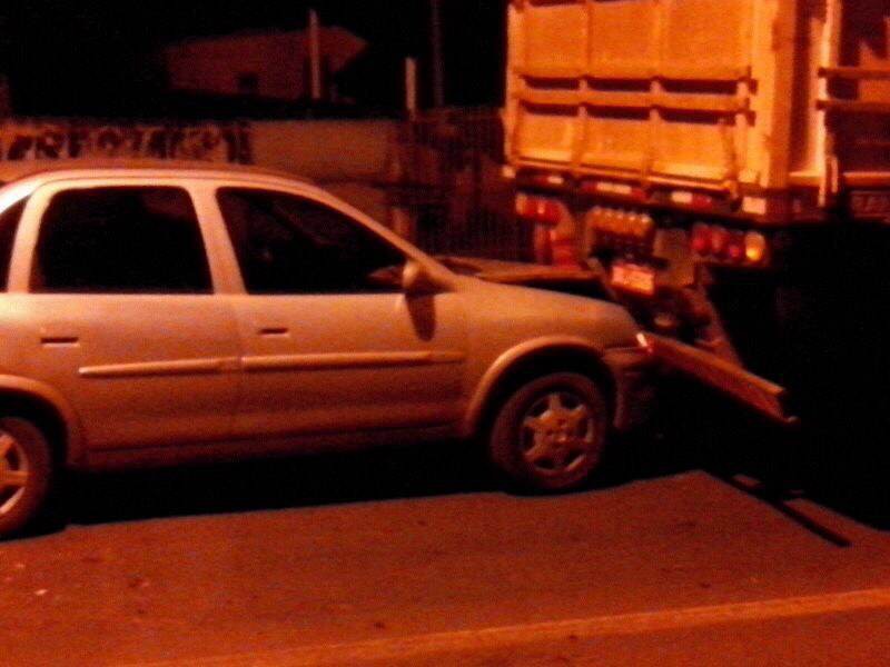 Veículo foi prensado por duas carretas (Foto: Nilson Ricardo do Prado)