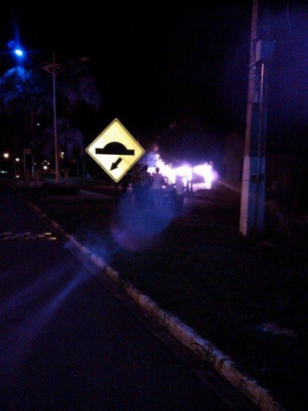 Deu no Facebook: atearam fogo em um Honda Civic em Cassilândia; veja fotos