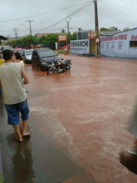 Leandro Zói publicou no Facebook. Chuva forte na Lagoa Santa (GO) resultou em inundações na cidade.