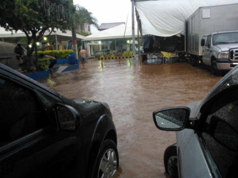 Leandro Zói publicou no Facebook. Chuva forte na Lagoa Santa (GO) resultou em inundações na cidade.