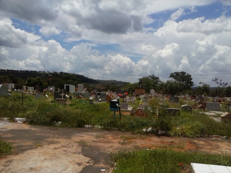 População reclama: mato e sujeira tomam conta do cemitério municipal; veja fotos