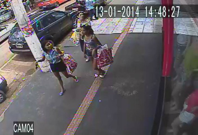 Trio saindo da loja que furtaram uma blusa e um celular. Foto: reprodução