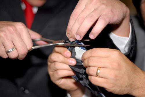 Nova enquete: o que você acha dos cortes de gravata em casamento?