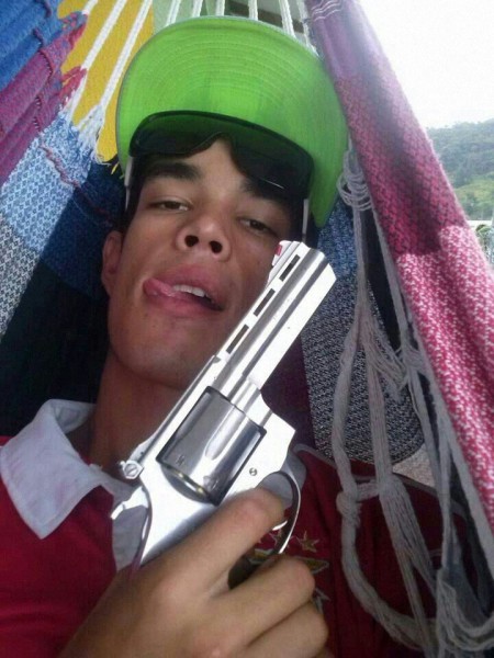 Jovem postou foto em rede social e foi preso em seguida (Foto: Polícia Militar/Divulgação)