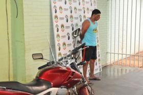 Motocicleta foi furtada foi recuperada pela polícia (Foto: Álvaro Rezende / Correio do Estado)