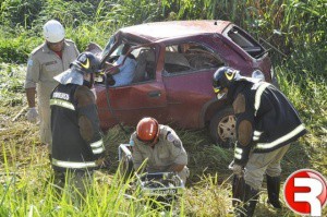 Corpo de Bombeiros tira corpo de Ênio do carro, que estava preso às ferragens (Foto: Região News)