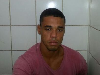De acordo com a Polícia Civil do Amazonas, Carlos Alessandro dos Santos, 33 anos, foi preso na casa onde vivia com sua mulher, no bairro Costa Azul (Foto: Divulgação/Polícia)
