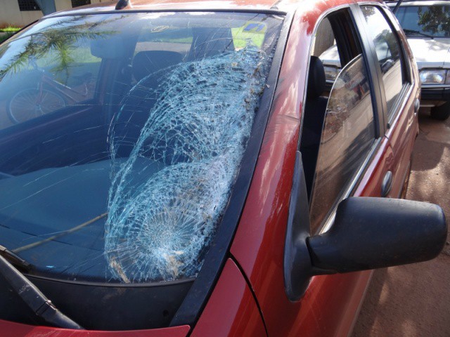 No para-brisa do carro ficaram a marca do impacto e cabelo da vítima - (Fotos: Osvaldo Duarte)