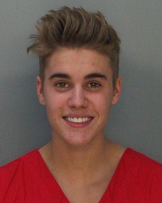 Justin Bieber na foto de fichamento policial