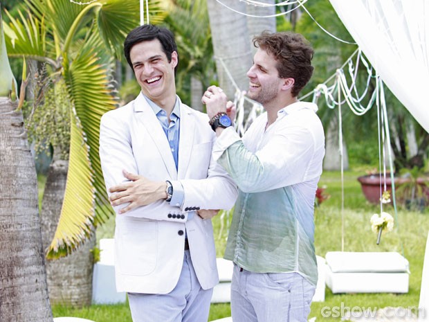 Félix (Mateus Solano) e Niko (Thiago Fragoso) estão radiantes e, vestidos com roupas claras, trocam sorrisos e carinhos em um jardim todo decorado para festa. Qual será o motivo da comemoração?