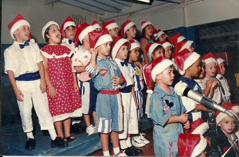 Alunos da escola Geração cantando em um coral Natalino
