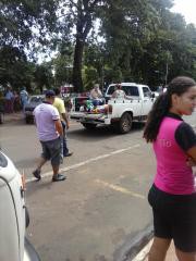 O homem foi transportado na caminhonete por falta de ambulância - Foto Hermezes Cortes