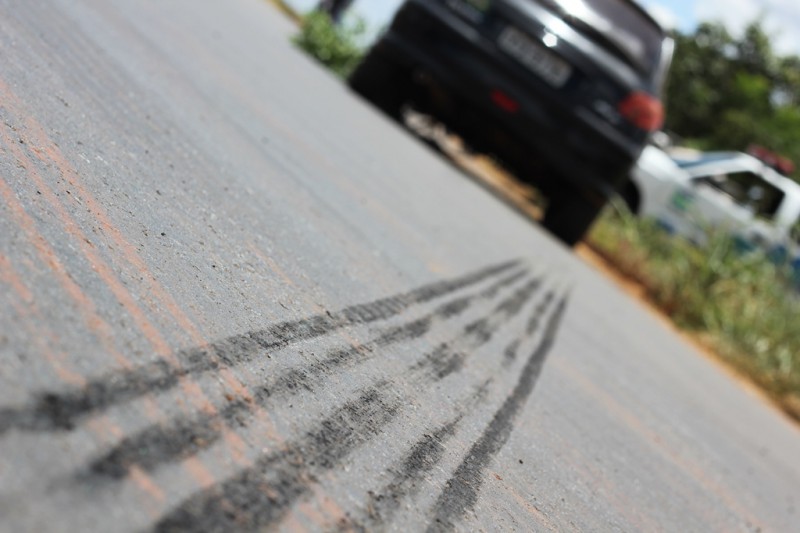 No asfalto as marcas da freada do caminhão (Foto: Eduardo Otero)
