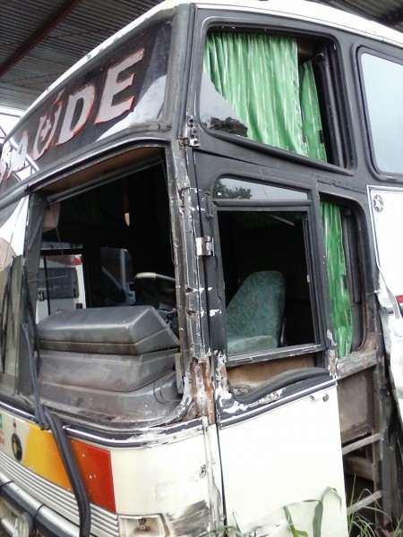 Fotogaleria: van e ônibus parados no pátio da Secretaria de Saúde de Cassilândia