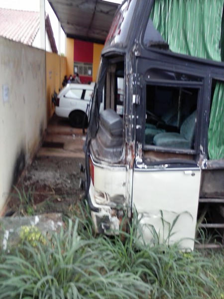 Fotogaleria: van e ônibus parados no pátio da Secretaria de Saúde de Cassilândia