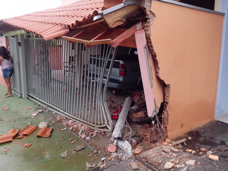 Fotogaleria: acidente destrói muro, portão e parte do telhado de residência
