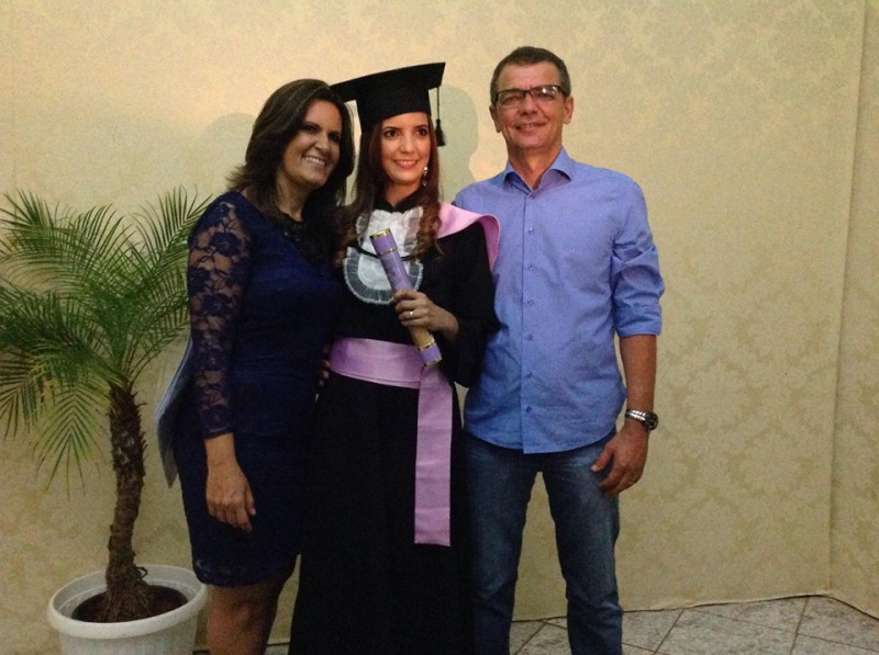 Larissa Muranaka colocou grau em Letras em Cassilândia (MS). Na foto, ela está ao lado dos pais Luciene Camargo e Bituca.