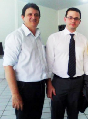 Prefeito Carlos Augusto (à esquerda) e promotor Adriano Lobo (à direita). Foto: A Tribuna News