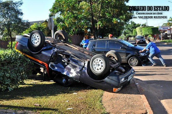Condutor da Saveiro foi socorrido e levado para a Santa Casa  (Foto: Valdenir Rezende / Correio do Estado)