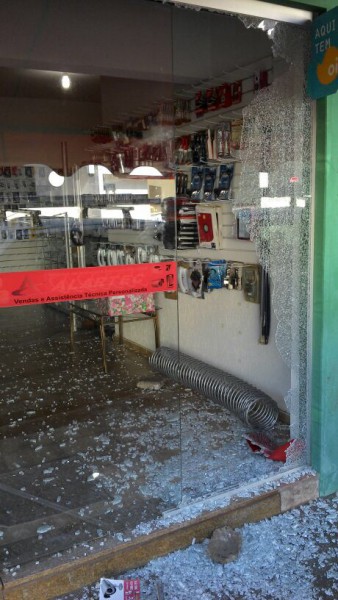Destruição e horror: ladrões estouram porta da Alartec e furtam produtos (Foto: João Girotto)