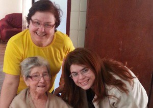 Dona Jamile Garib no aniversário dela de 85 anos, com a filha Tânia Garib (de amarelo) (Foto: Arquivo pessoal)