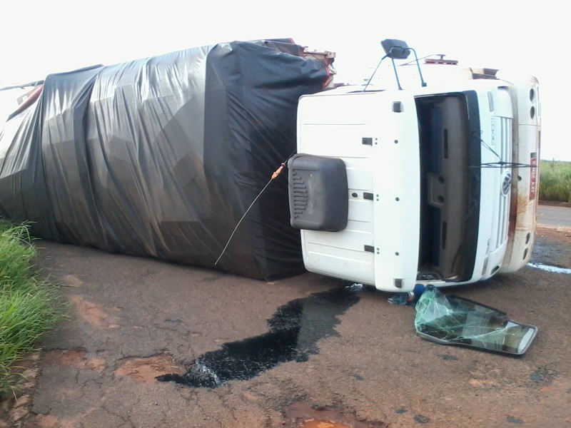 Fotos: caminhões batem e motorista foge após carga contrabandeada cair na pista 