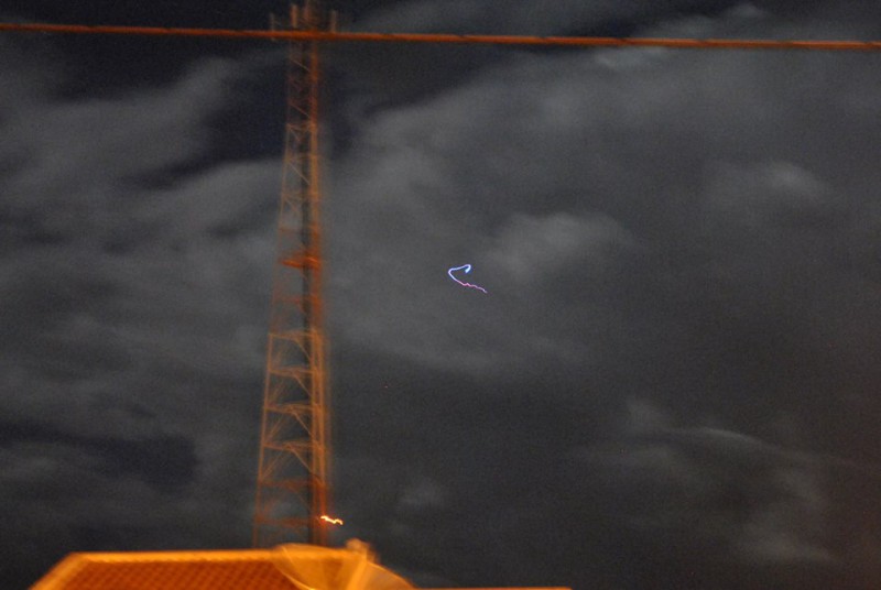 Enrico Abadio escreveu no Facebook que esse objeto apareceu na direção da torre da operadora Vivo na noite de hoje (Foto: Zildo Vieira)