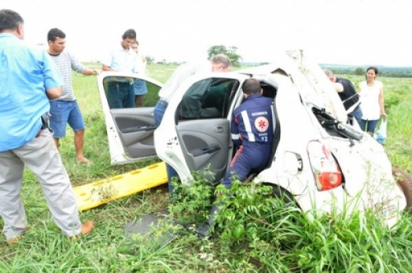 Soldado da PM e Advogada de Chapadão do Sul sofrem grave acidente na BR 060 